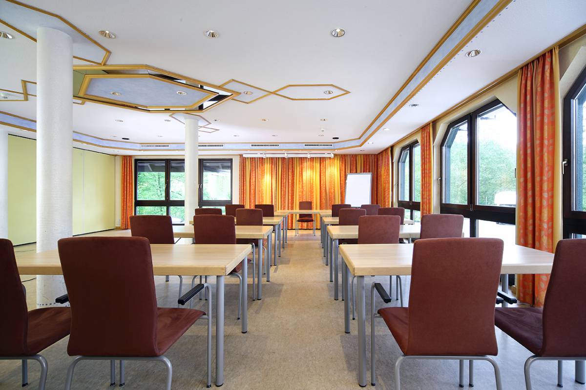 Moderner heller Tagungsraum im Tagungshotel Hessenmühle