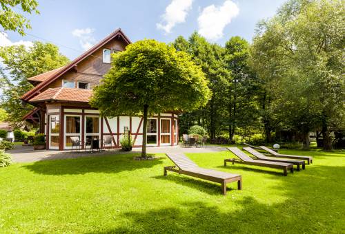 Fachwerkhaus mit Terrasse und Liegewiese im Landgasthof Hessenmühle