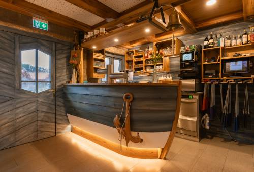 Tresen in Boot-Optik im Bistro Fischerhütte der Hessenmühle