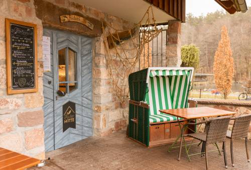 Eingangsbereich zum Bistro Fischerhütte mit Strandkorb