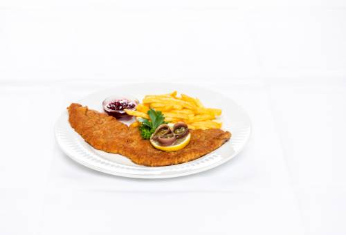 Schnitzel mit Pommes auf weißem Teller