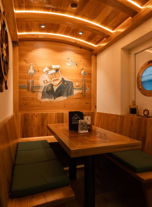 Gemütliche Sitzecke im Bistro Fischerhütte der Hessenmühle